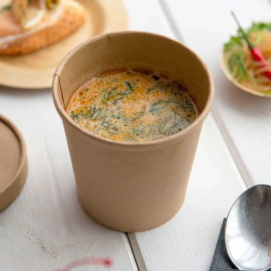 Бульон куриный с копченой курицей и зеленью